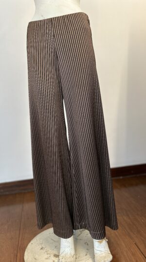 Calça boca larga em